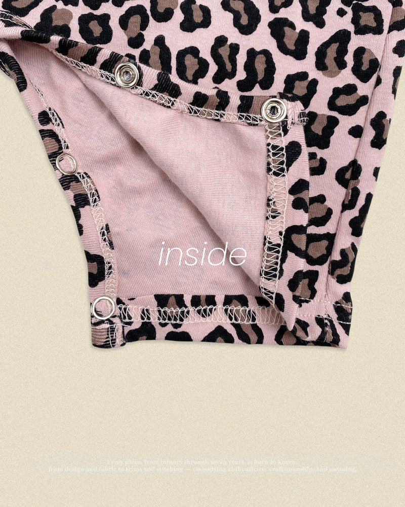 【PRE-ODER〆8.9(sun)】34.(Bebe) Little Leopard Full-Length Romper + Bonnet Set | oottbebe