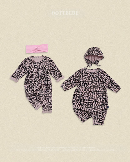 【秋のPRE-ODER 5%OFF】34.(Bebe) Little Leopard Full-Length Romper + Bonnet Set | oottbebe