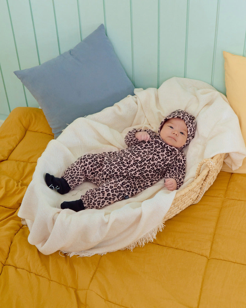 【PRE-ODER〆8.9(sun)】34.(Bebe) Little Leopard Full-Length Romper + Bonnet Set | oottbebe