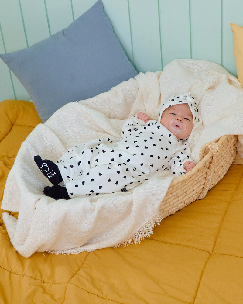 【PRE-ODER〆8.9(sun)】32.(Bebe) Petit Heart Full-Length Romper + Bonnet Set | oottbebe