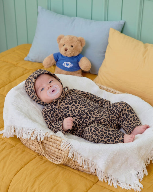 【PRE-ODER〆8.9(sun)】34.(Bebe) Little Leopard Full-Length Romper + Bonnet Set | oottbebe