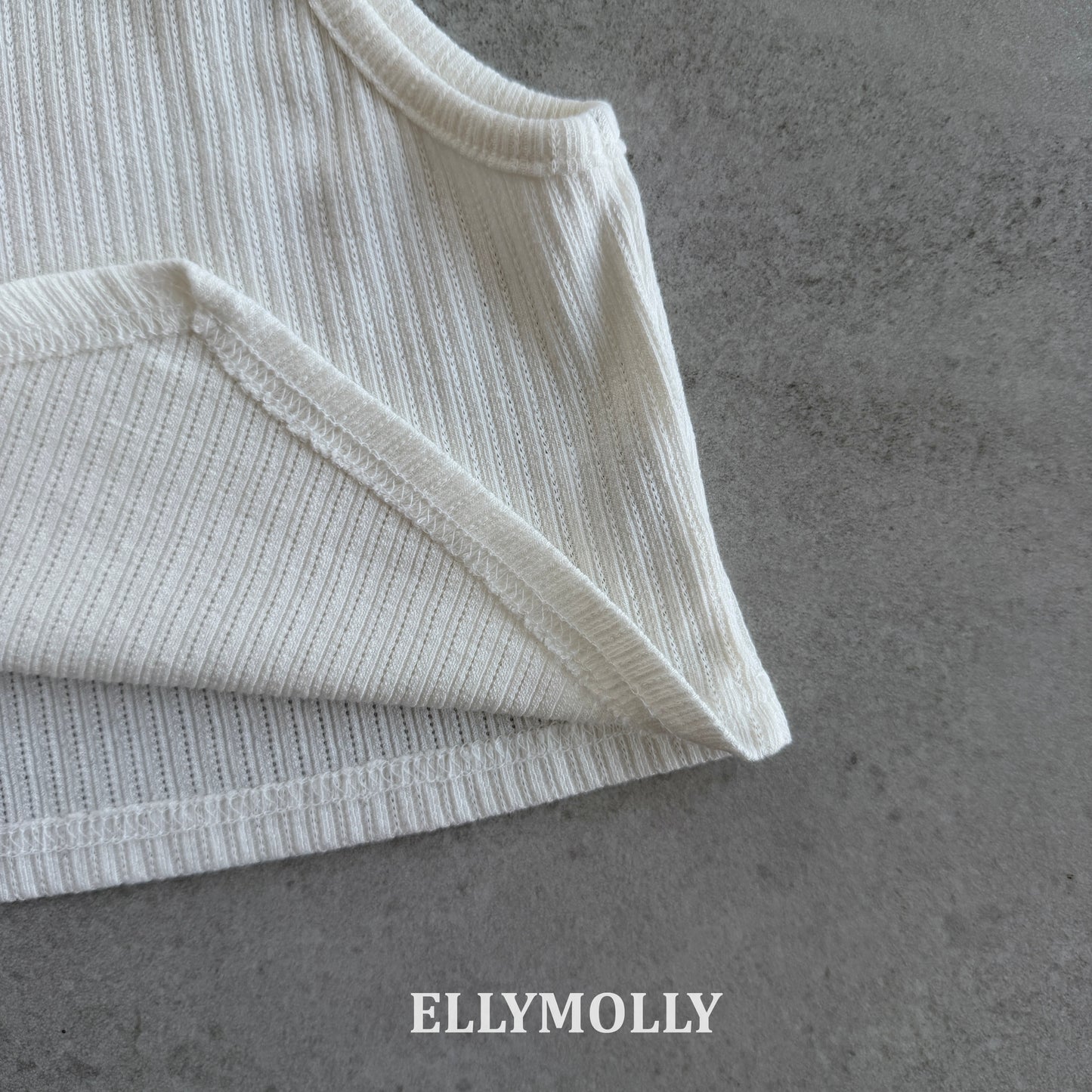 【PREORDER 4日間限定】53.Clean V-Cut Sleeveless Top