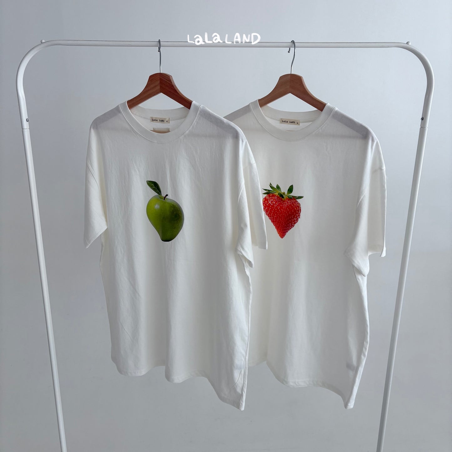 【PREORDER受付終了、ご希望はお問い合わせください。】84.Mom Berry Apple T-shirt