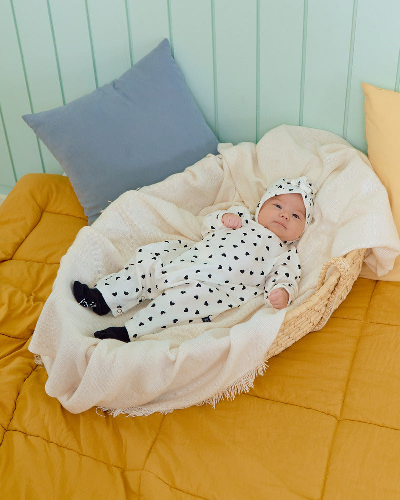 【PRE-ODER〆8.9(sun)】32.(Bebe) Petit Heart Full-Length Romper + Bonnet Set | oottbebe
