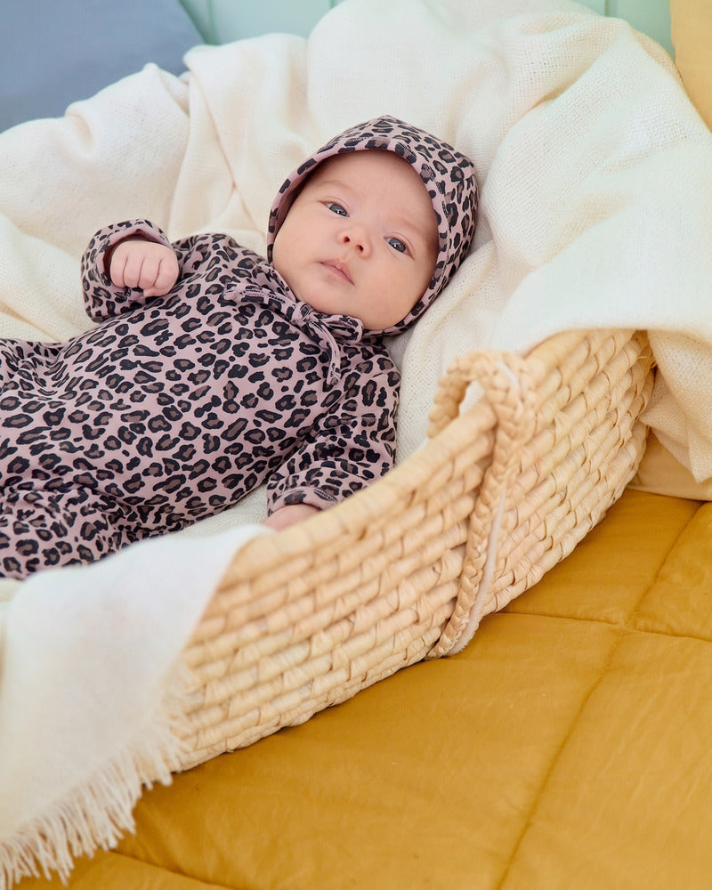 【PRE-ODER〆8.9(sun)】34.(Bebe) Little Leopard Full-Length Romper + Bonnet Set | oottbebe