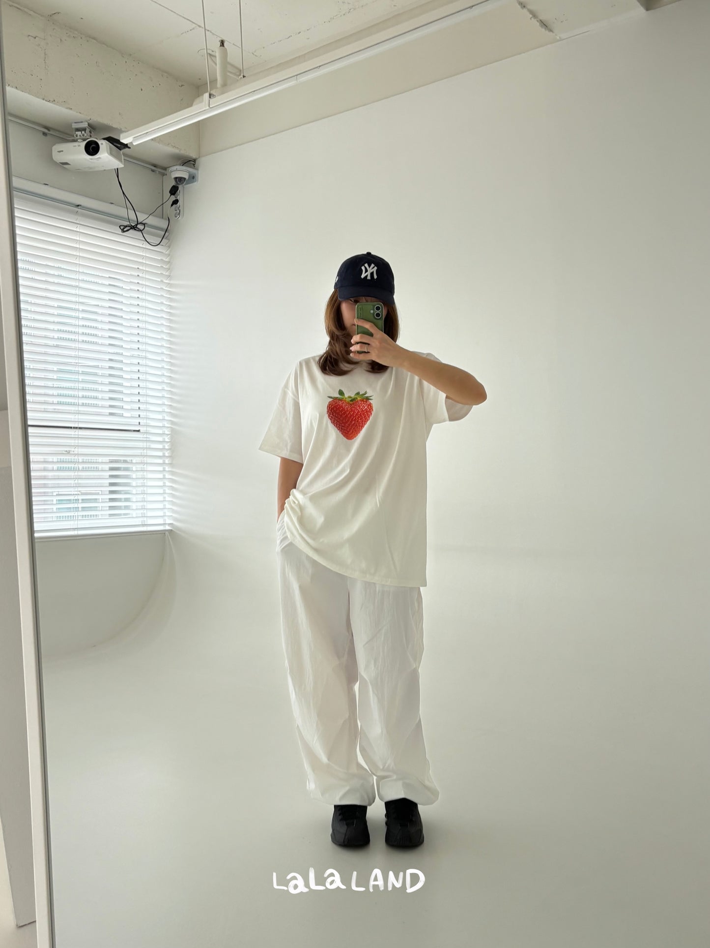 【PREORDER受付終了、ご希望はお問い合わせください。】84.Mom Berry Apple T-shirt