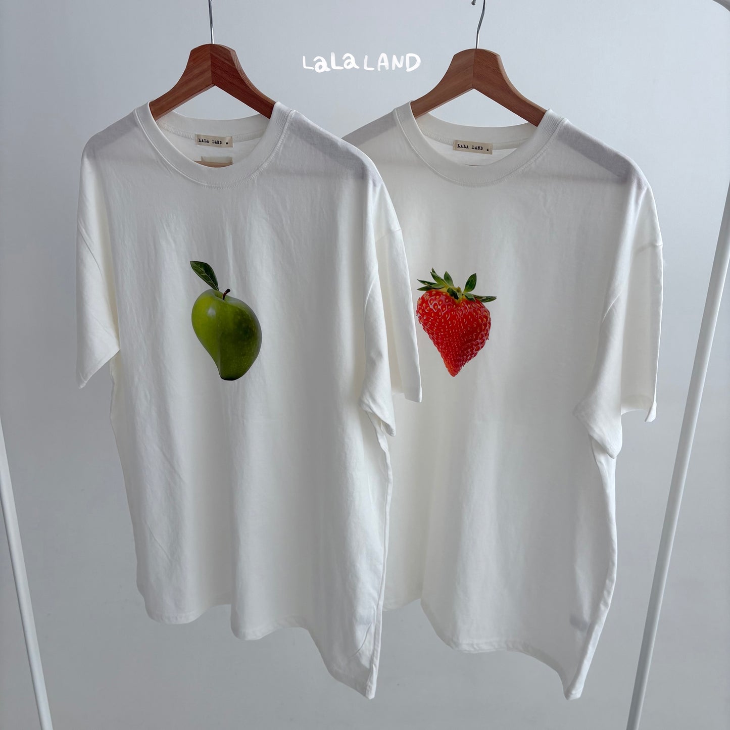 【PREORDER受付終了、ご希望はお問い合わせください。】84.Mom Berry Apple T-shirt