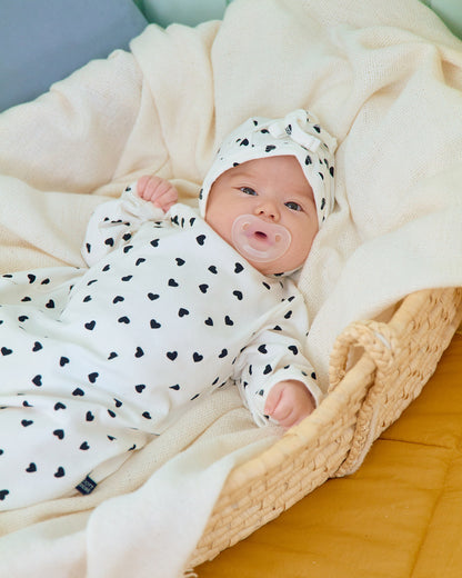 【秋のPRE-ODER 5%OFF】32.(Bebe) Petit Heart Full-Length Romper + Bonnet Set | oottbebe