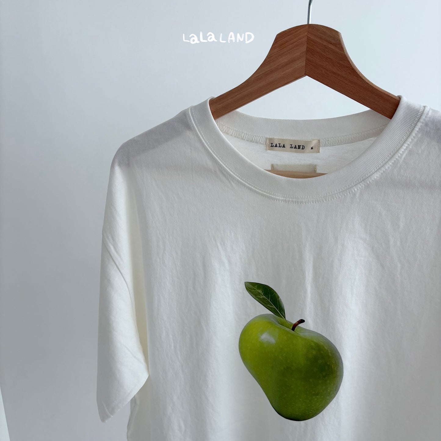 【PREORDER受付終了、ご希望はお問い合わせください。】84.Mom Berry Apple T-shirt