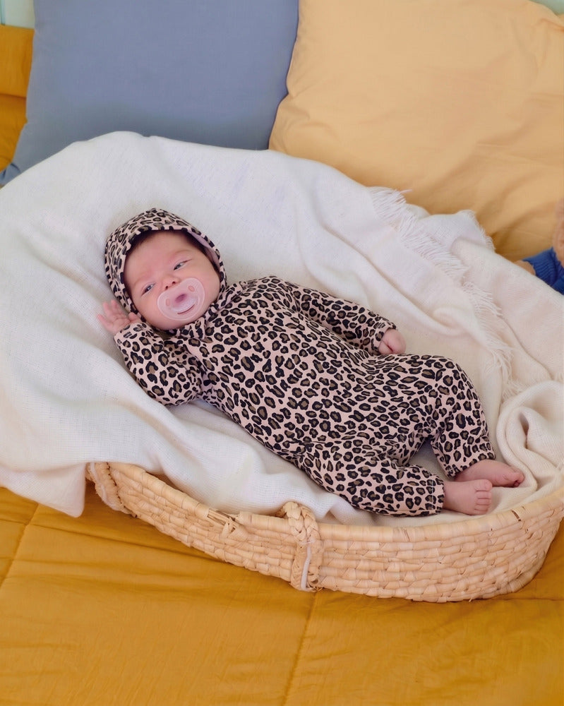 【PRE-ODER〆8.9(sun)】34.(Bebe) Little Leopard Full-Length Romper + Bonnet Set | oottbebe