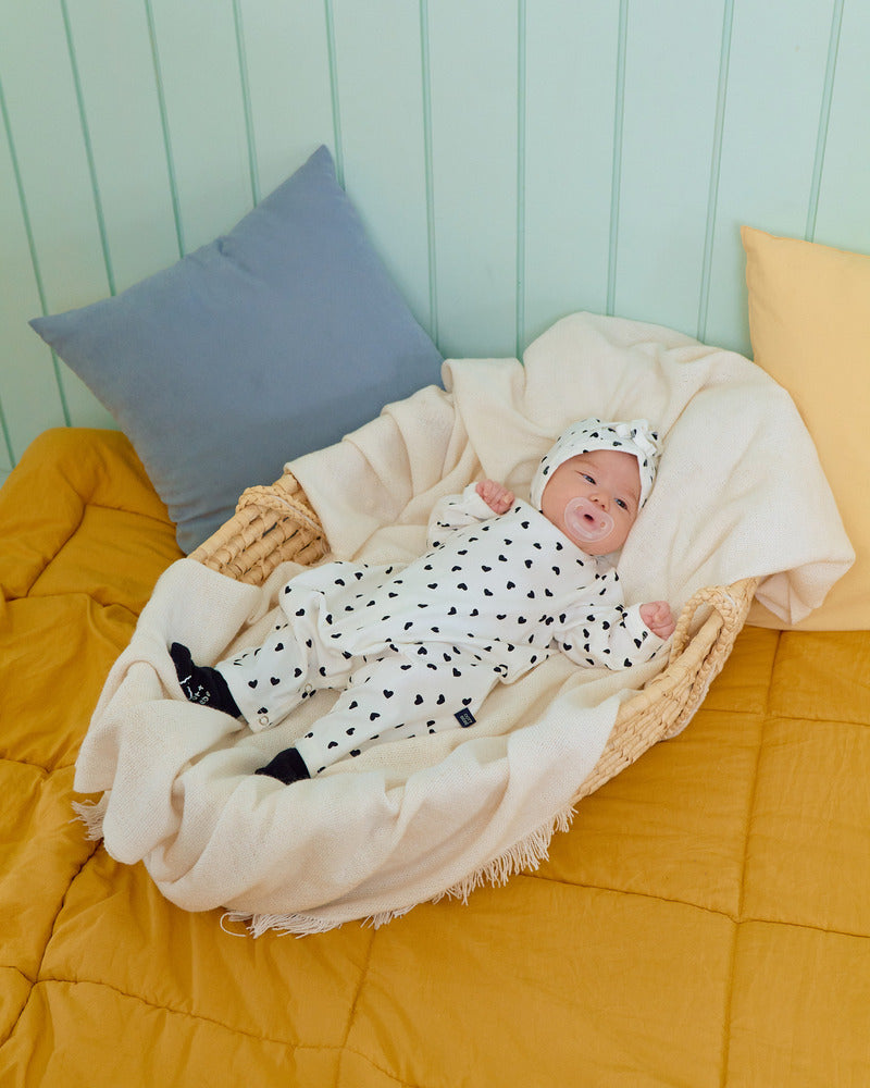 【PRE-ODER〆8.9(sun)】32.(Bebe) Petit Heart Full-Length Romper + Bonnet Set | oottbebe