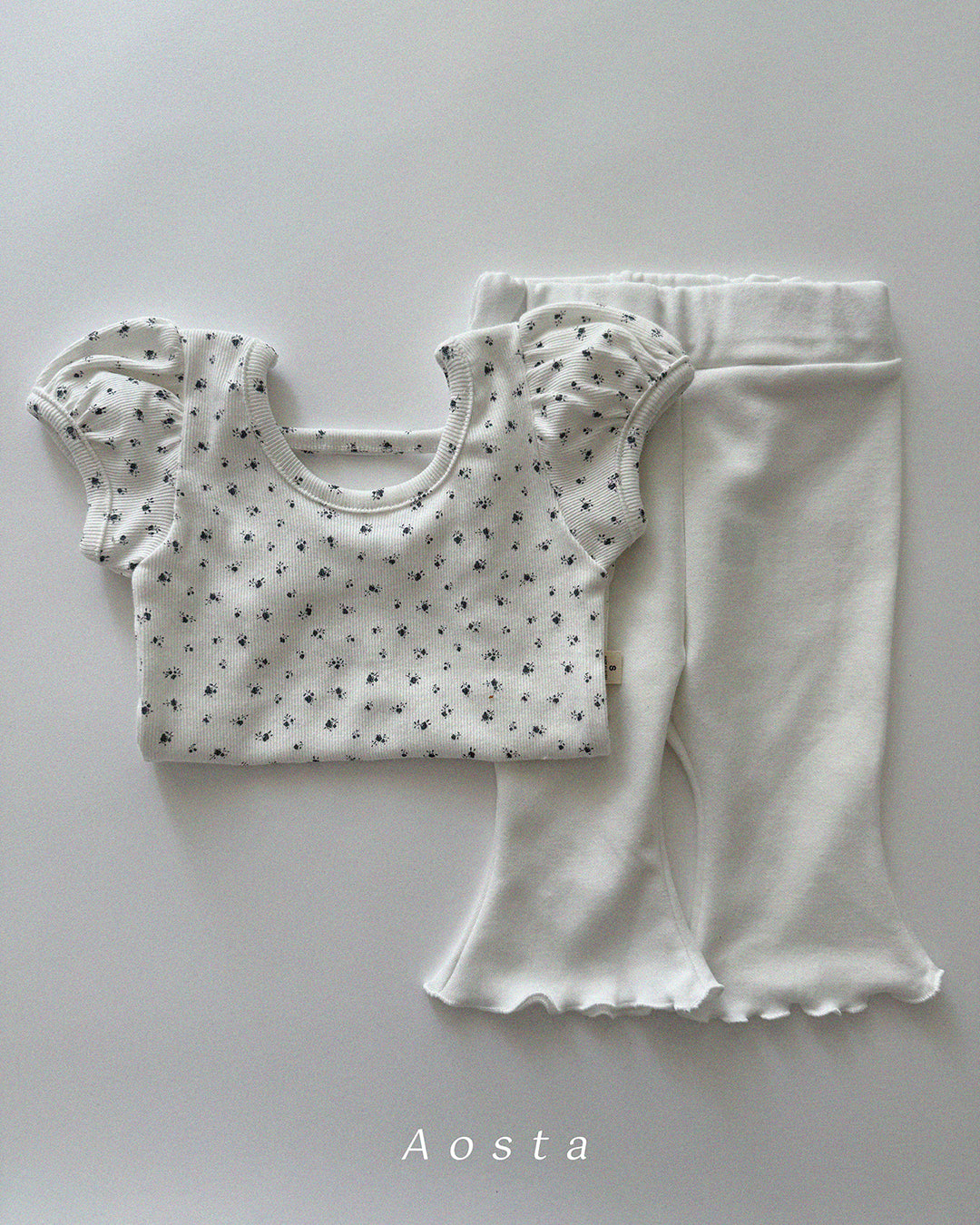 【PREORDER受付終了、ご希望はお問い合わせください。】56.Open Back Puff Blouse