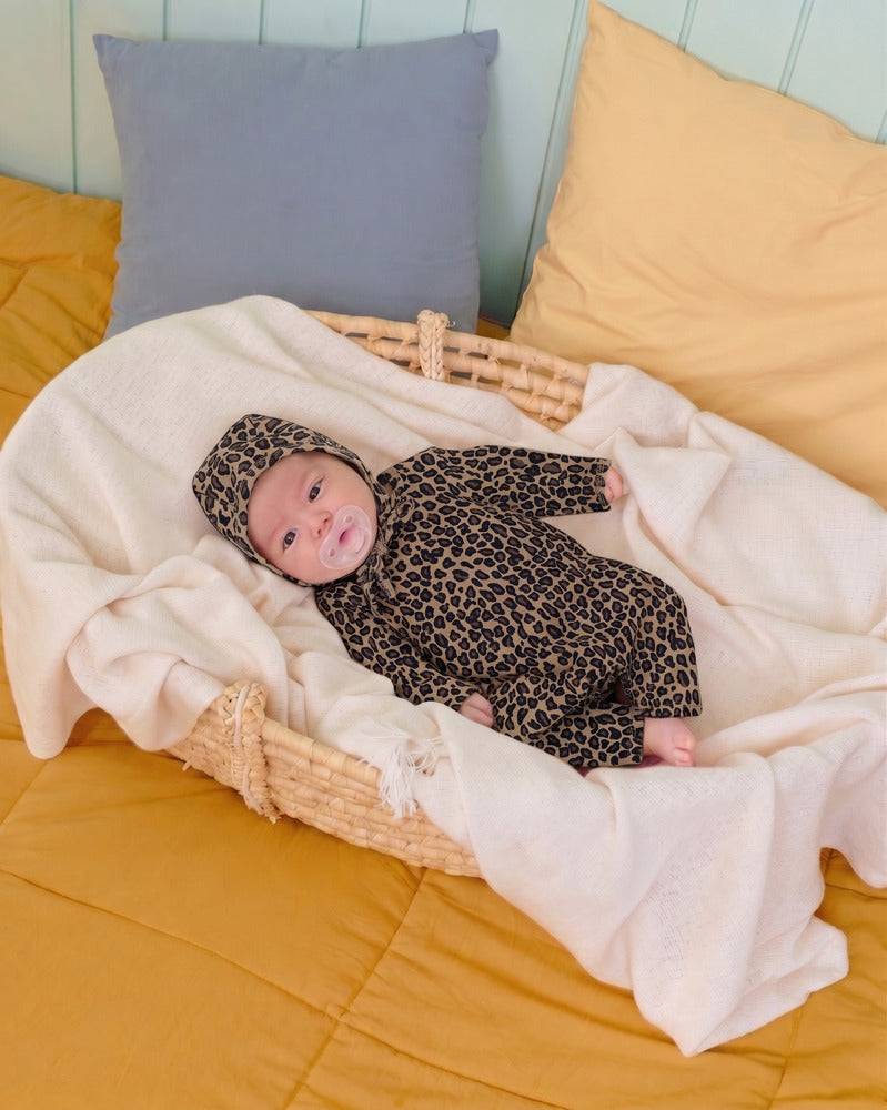 【PRE-ODER〆8.9(sun)】34.(Bebe) Little Leopard Full-Length Romper + Bonnet Set | oottbebe