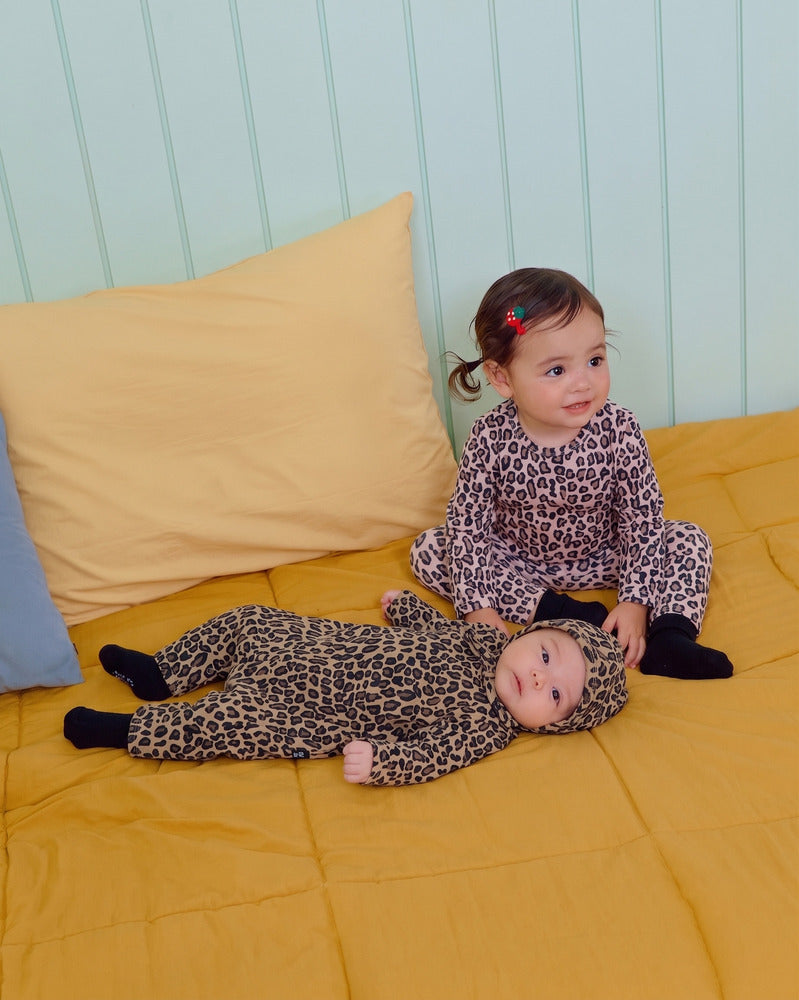 【PRE-ODER〆8.9(sun)】34.(Bebe) Little Leopard Full-Length Romper + Bonnet Set | oottbebe