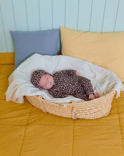 【秋のPRE-ODER 5%OFF】34.(Bebe) Little Leopard Full-Length Romper + Bonnet Set | oottbebe