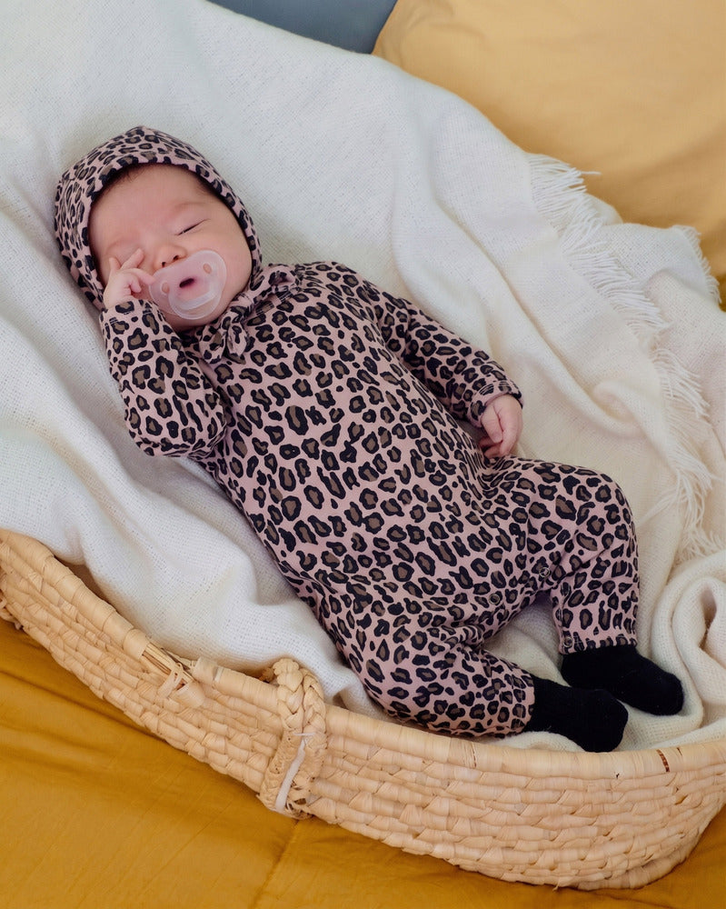 【PRE-ODER〆8.9(sun)】34.(Bebe) Little Leopard Full-Length Romper + Bonnet Set | oottbebe