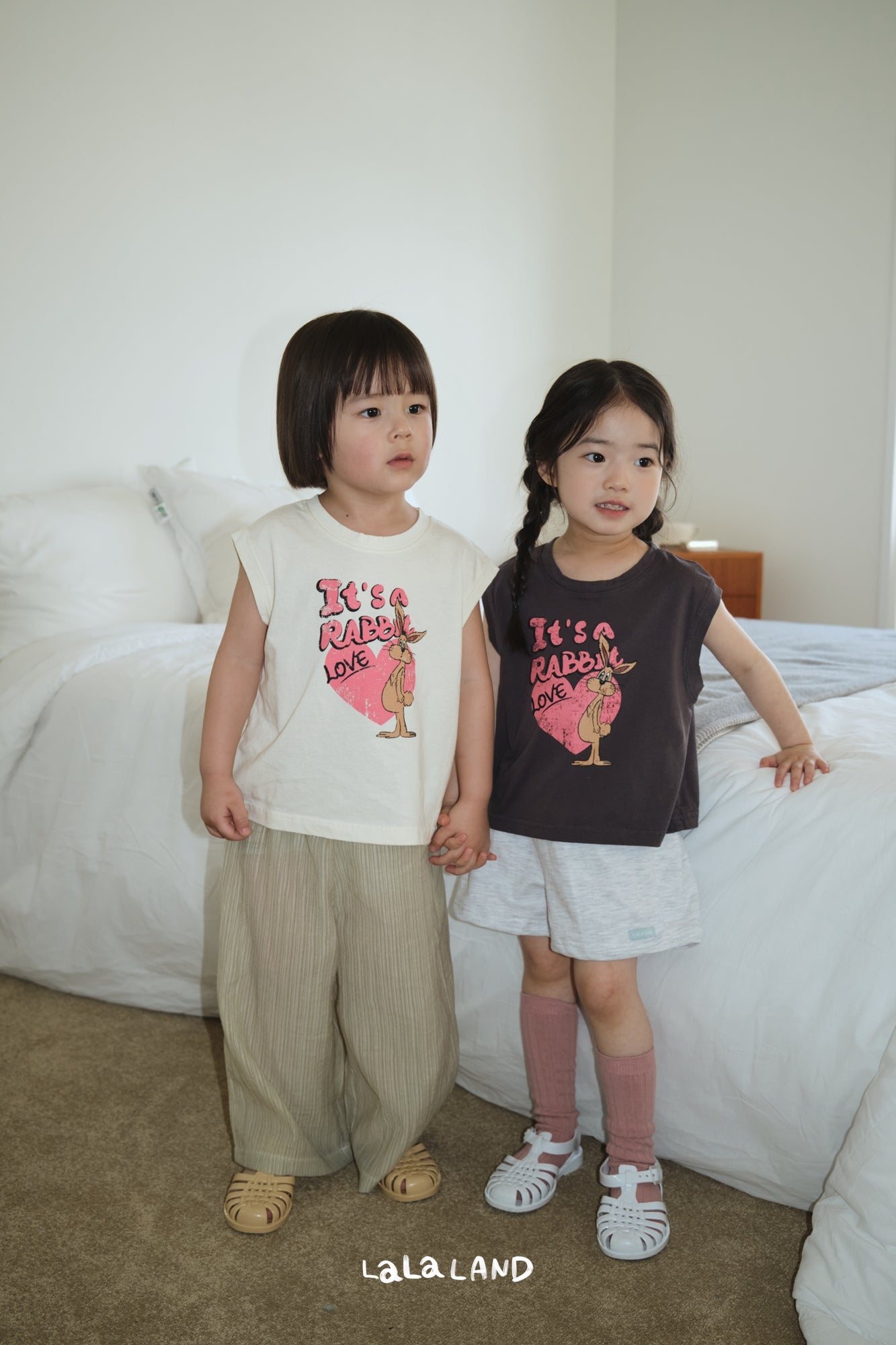 【PREORDER受付終了、ご希望はお問い合わせください。】63.Love Rabbit Sleeveless T-shirt