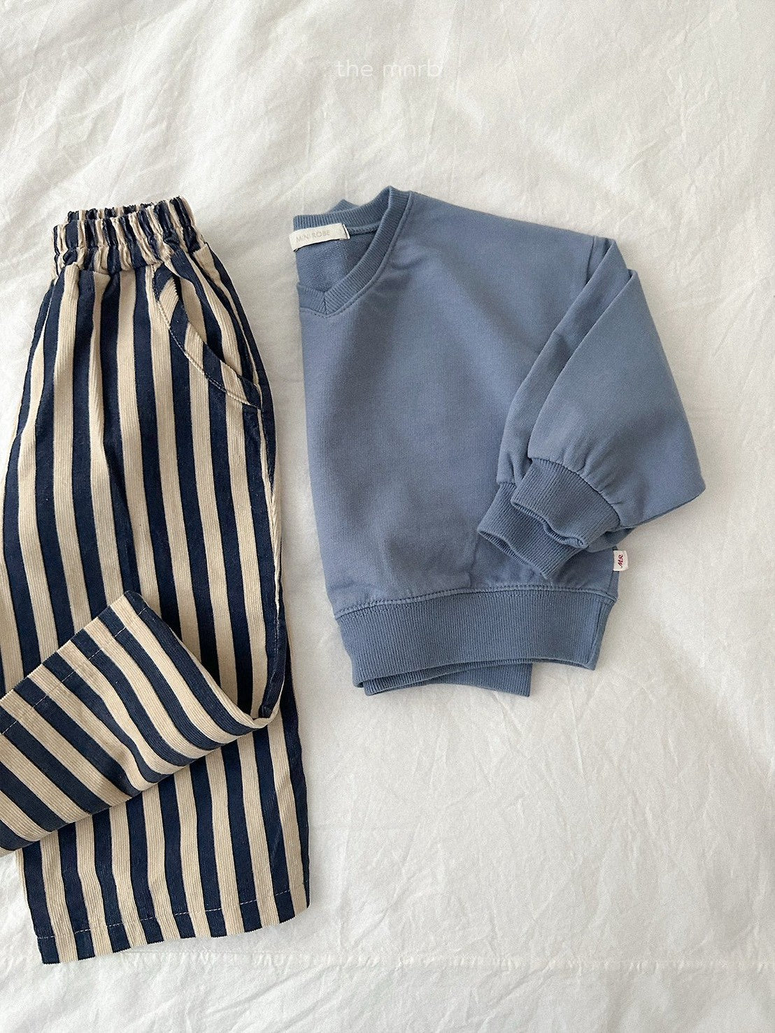 12.Low V-Neck Sweatshirt