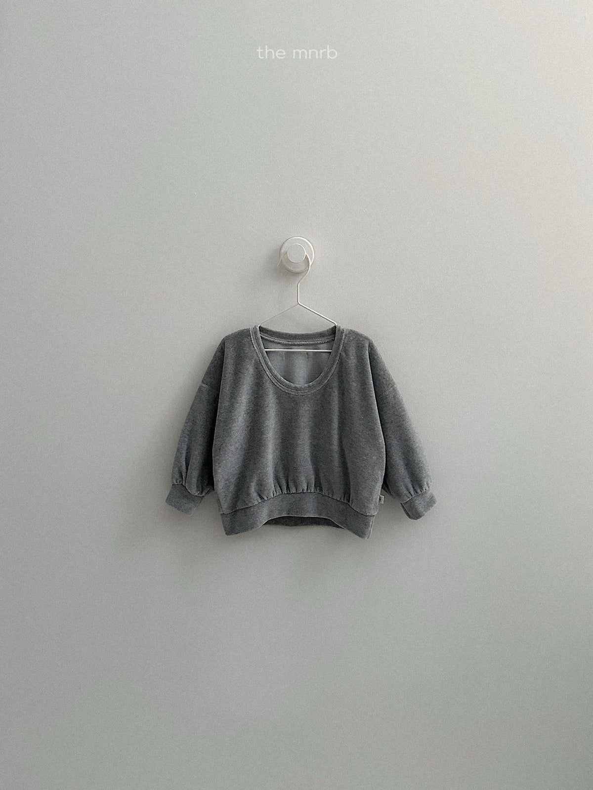 ［minirobe］velour u-neck sweatshirt