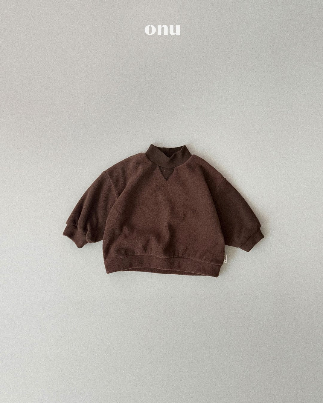［ONU］triangle neck sweatshirt