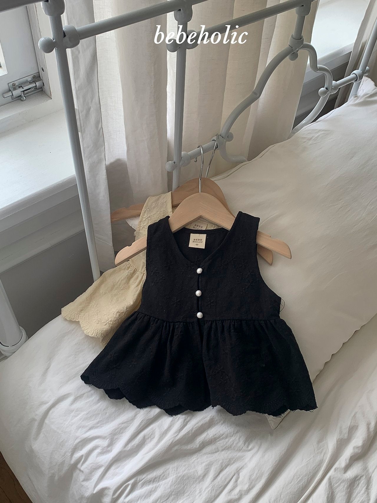 28.AriBustier