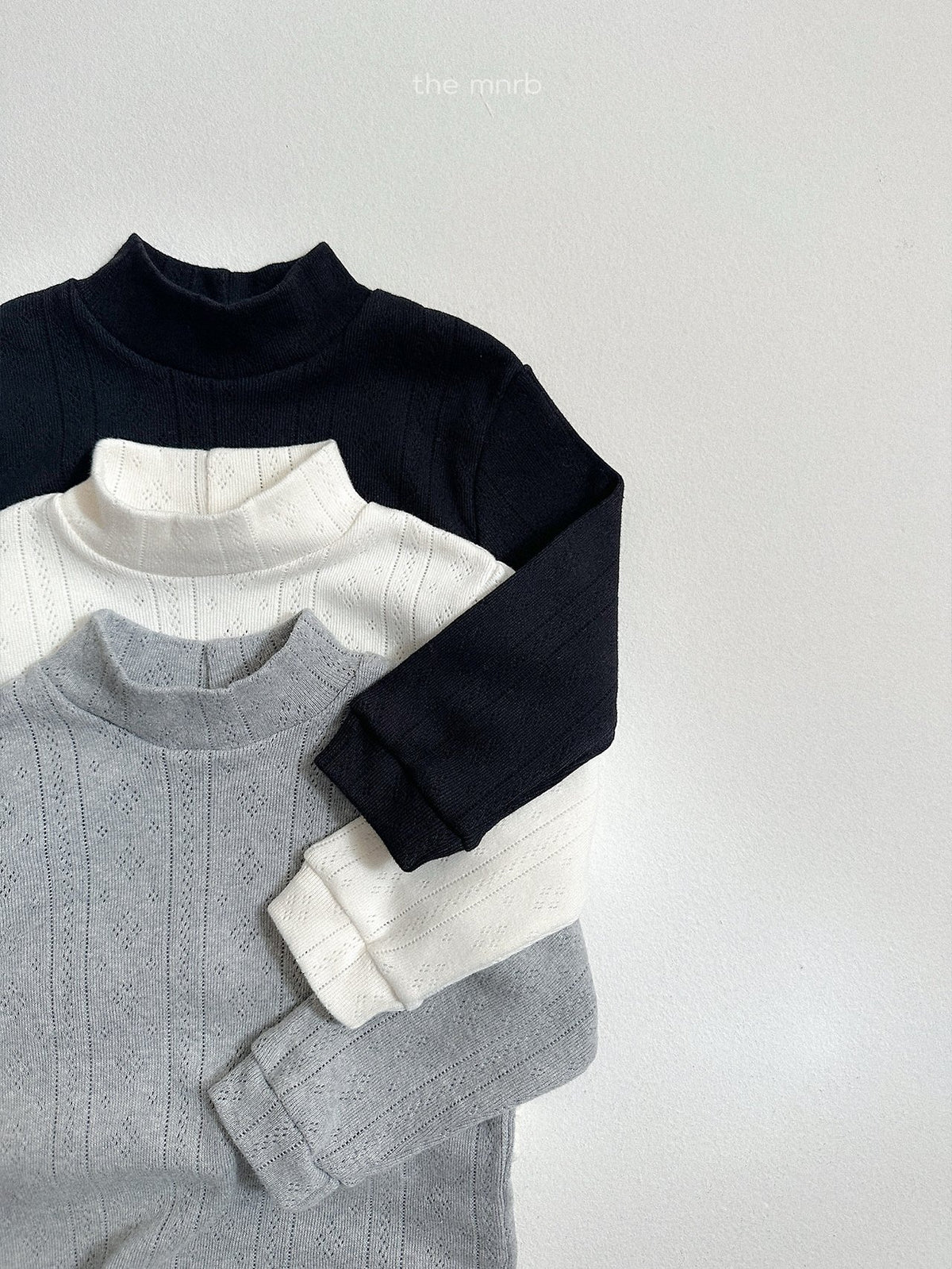 ［minirobe］eyelet turtleneck tee